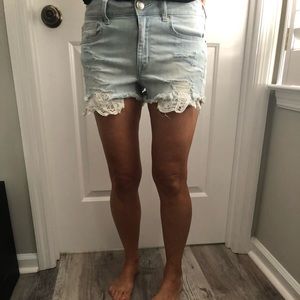 AE pocket lace shorts